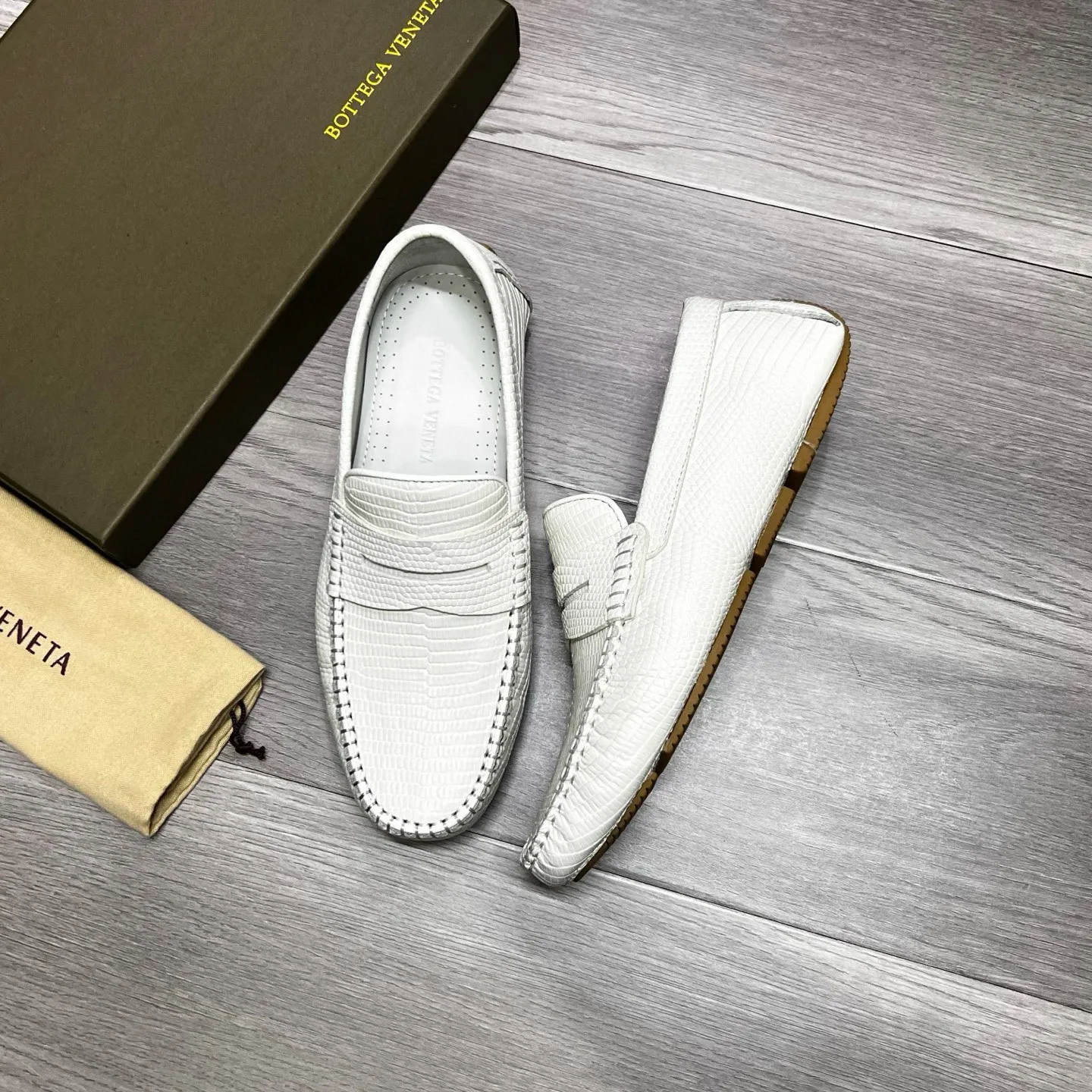 Factory price 480 BV 〰️Purely handmade classic men's beanie shoes👉👉driving shoes, slip-on shoes, made of imported cowhide from Italy, 💕water-dyed cowhide lining, 🔊original outsole, waterproof platform design, comfortable on the feet. A good choice for traveling and driving, three colors available, code number: 38-44, (45 can be customized)
